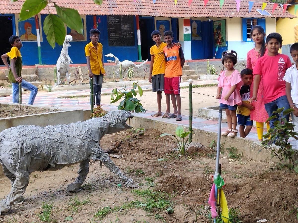 ಶನಿವಾರಸಂತೆ ಸಮೀಪದ ಮುಳ್ಳೂರು ಗ್ರಾಮದ ಸರ್ಕಾರಿ ಕಿರಿಯ ಪ್ರಾಥಮಿಕ ಶಾಲೆಯ ಅಂಗಳದ ಉದ್ಯಾನದಲ್ಲಿ ನಿರ್ಮಿಸಿರುವ ವಿವಿಧ ಪ್ರಾಣಿಗಳ ಕಲಾಕೃತಿಗಳು(ಎಡಚಿತ್ರ) ಶನಿವಾರಸಂತೆ ಸಮೀಪದ ಮುಳ್ಳೂರು ಗ್ರಾಮದ ಸರ್ಕಾರಿ ಕಿರಿಯ ಪ್ರಾಥಮಿಕ ಶಾಲೆಯ ಅಂಗಳದ ಉದ್ಯಾನದಲ್ಲಿ ನಿರ್ಮಿಸಿರುವ ವಿವಿಧ ಪ್ರಾಣಿಗಳ ಕಲಾಕೃತಿಗಳು