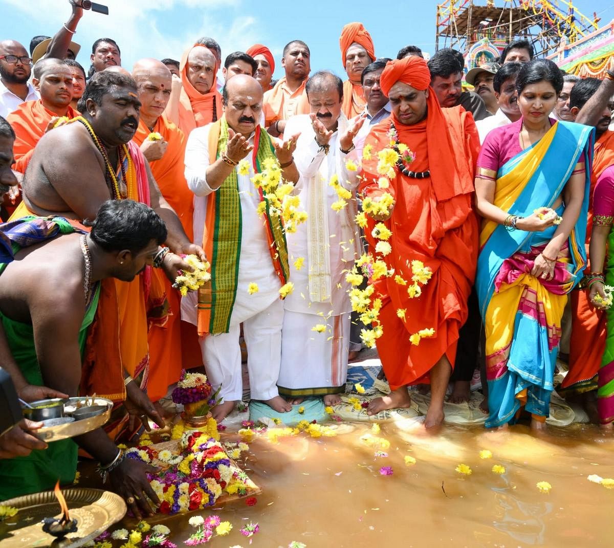 ಕೆ.ಆರ್‌.ಪೇಟೆ ತಾಲ್ಲೂಕು ತ್ರಿವೇಣಿ ಸಂಗಮದಲ್ಲಿ ಭಾನುವಾರ ಸಮಾರೋಪಗೊಂಡ ಕುಂಭಮೇಳದಲ್ಲಿ ಮುಖ್ಯಮಂತ್ರಿ ಬಸವರಾಜ ಬೊಮ್ಮಾಯಿ ಅವರು ಗಂಗಾಪೂಜೆ ನೆರವೇರಿಸಿ ತೀರ್ಥ ಪ್ರೋಕ್ಷಣೆ ಮಾಡಿಕೊಂಡರು. ಕೆ.ಸಿ.ನಾರಾಯಣಗೌಡ, ಡಾ.ನಿರ್ಮಲಾನಂದನಾಥ ಸ್ವಾಮೀಜಿ, ಶಿವರಾತ್ರಿ ದೇಶೀಕೇಂದ್ರ ಸ್ವಾಮೀಜಿ, ಎಸ್‌.ಅಶ್ವತಿ ಇದ್ದರು