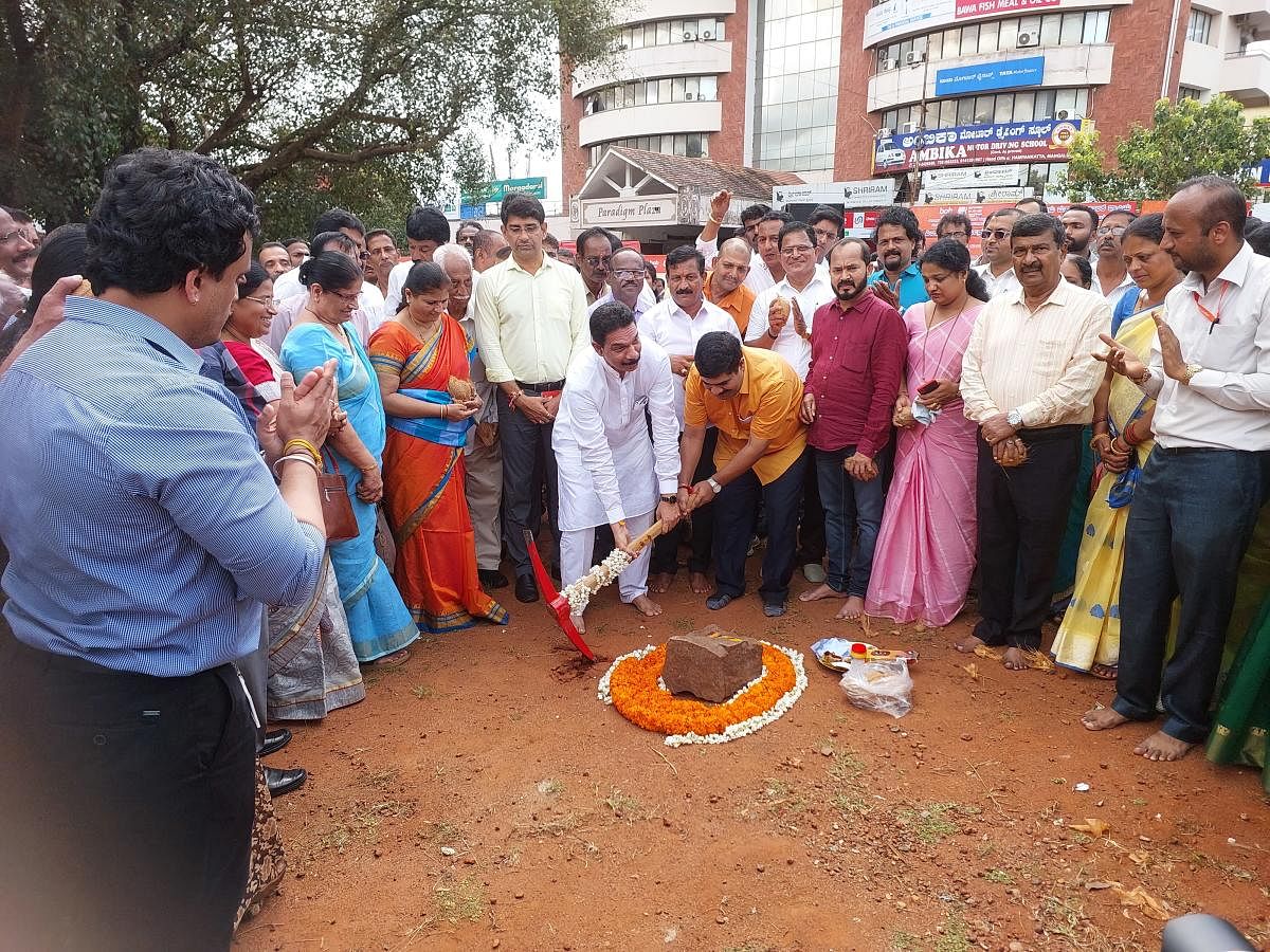 ಮಂಗಳೂರು ನಗರದ ವಿವಿಧ ಅಭಿವೃದ್ಧಿ ಕಾಮಗಾರಿಗಳಿಗೆ ಸಂಸದ ನಳಿನ್‌ಕುಮಾರ್ ಕಟೀಲ್ ಮತ್ತು ಶಾಸಕ ವೇದವ್ಯಾಸ ಕಾಮತ್ ಶಿಲಾನ್ಯಾಸ ನೆರವೇರಿಸಿದರು.