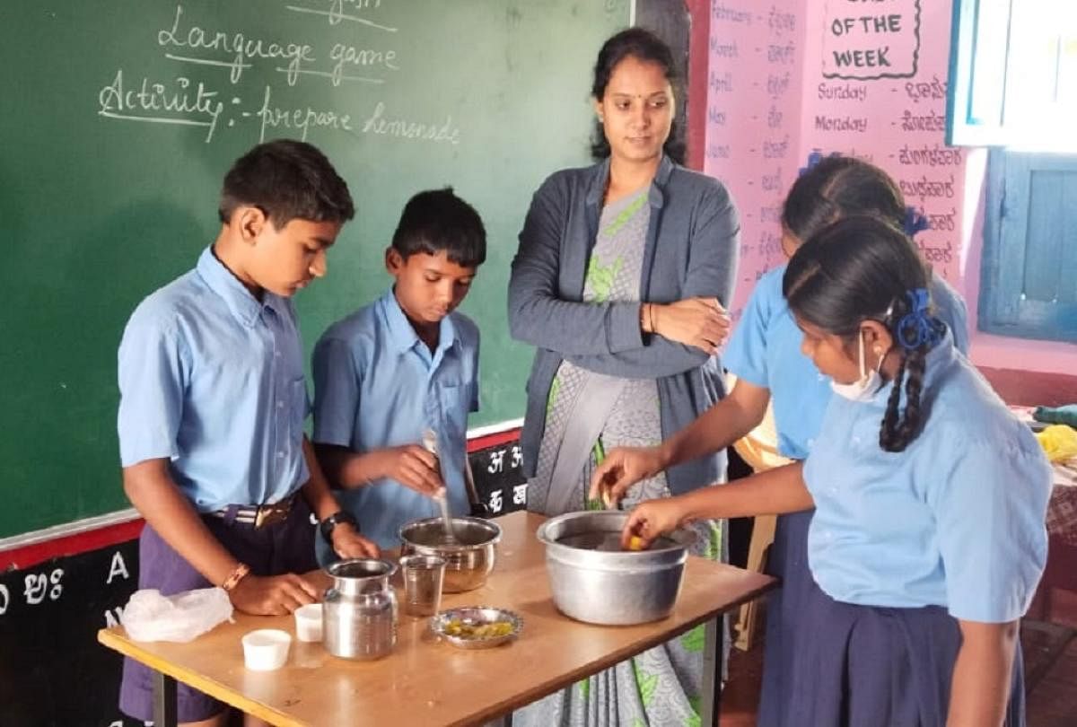 ಮಕ್ಕಳಿಗೆ ಇಂಗ್ಲಿಷ್‌ ಕಲಿಸಲು ಶಿಕ್ಷಕಿ ಮಹೇಶ್ವರಿ ಅವರು ನಡೆಸಿದ ಸ್ಪರ್ಧೆಯೊಂದರ ನೋಟ