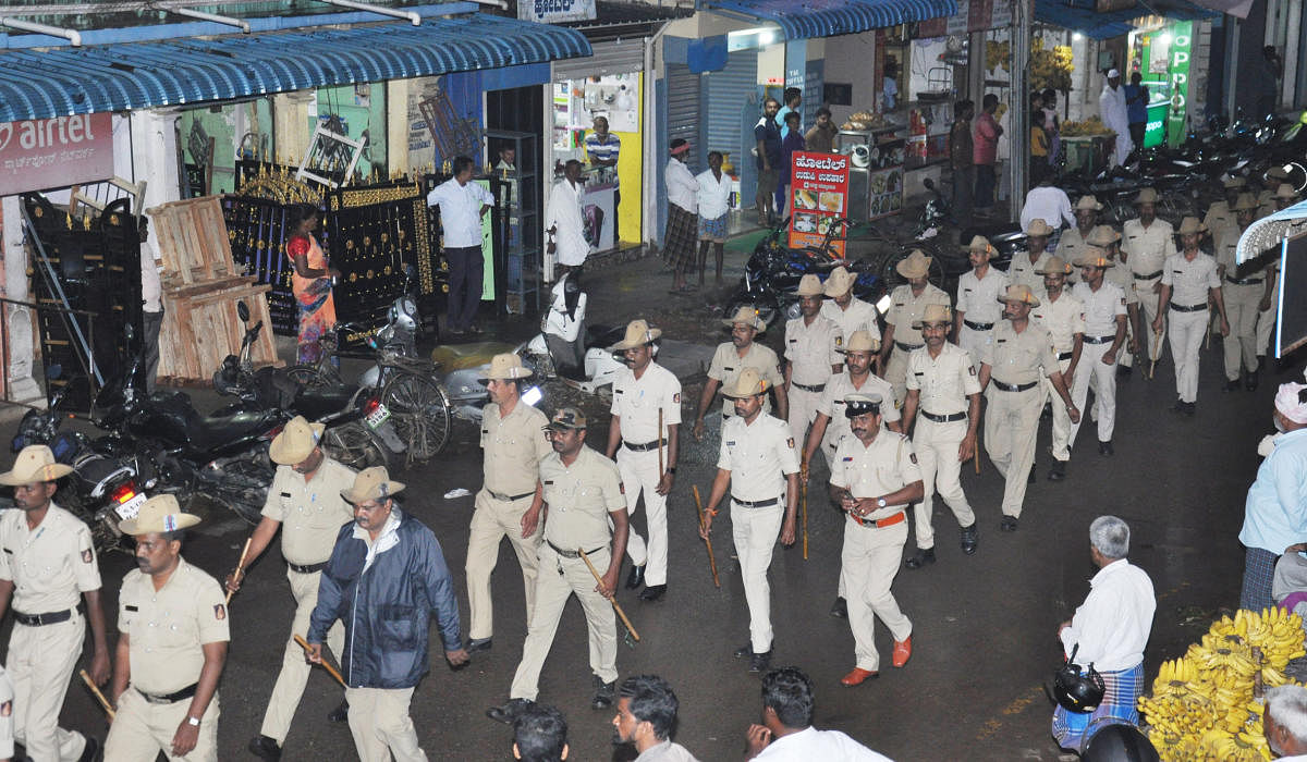 ಗಣ‍ಪತಿ ವಿಸರ್ಜನೆಗೂ ಪೂರ್ವಭಾವಿಯಾಗಿ ಶುಕ್ರವಾರ ಸಂಜೆ ಪೊಲೀಸ್‌ ಸಿಬ್ಬಂದಿ ಚಾಮರಾಜನಗರದ ಪ್ರಮುಖ ಬೀದಿಗಳಲ್ಲಿ ‌ಪಥ ಸಂಚಲನ ನಡೆಸಿದರು