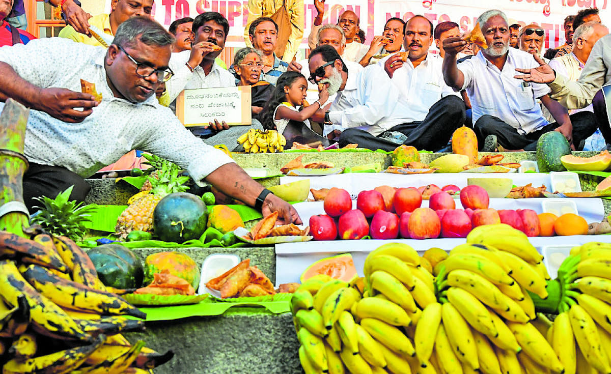 ನಗರದಲ್ಲಿ ಮೂಢನಂಬಿಕೆ ವಿರೋಧಿ ಒಕ್ಕೂಟ ಮಂಗಳವಾರ ಹಮ್ಮಿಕೊಂಡಿದ್ದ ‘ವೈಜ್ಞಾನಿಕ ಮನೋಧರ್ಮದೊಂದಿಗೆ ಸೂರ್ಯಗ್ರಹಣ’ ಕಾರ್ಯಕ್ರಮದಲ್ಲಿ ಪಾಲ್ಗೊಂಡಿದ್ದವರು ಆಹಾರ ಸೇವಿಸಿದರು   –ಪ್ರಜಾವಾಣಿ ಚಿತ್ರ.