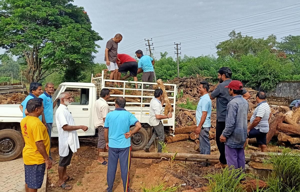 ಸುಭಾಶ್ಚಂದ್ರ ಬೋಸ್ ಕಾರ್ಯಪಡೆ ಸದಸ್ಯರು ಶಿರಸಿಯ ವಿದ್ಯಾನಗರ ರುದ್ರಭೂಮಿಗೆ (ನೆಮ್ಮದಿ) ಶವ ಸಂಸ್ಕಾರಕ್ಕೆ ಅಗತ್ಯವಿರುವ ಕಟ್ಟಿಗೆ ತಂದು ದಾಸ್ತಾನು ಮಾಡುತ್ತಿರುವುದು.