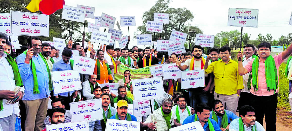 ಹೆಸರಘಟ್ಟ ಸಂರಕ್ಷಣಾ ಹುಲ್ಲುಗಾವಲು ಪ್ರದೇಶವನ್ನು ಮೀಸಲು ಪ್ರದೇಶವನ್ನಾಗಿ ಘೋಷಣೆ ಮಾಡುವ ಪ್ರಸ್ತಾವನೆಯನ್ನು ಕೂಡಲೇ ವಾಪಸ್ ಪಡೆಯಬೇಕೆಂದು ಒತ್ತಾಯಿಸಿ ರೈತರು, ವಿವಿಧ ಸಂಘಟನೆಗಳ ಪದಾಧಿಕಾರಿಗಳು ಹಾಗೂ ಸ್ಥಳೀಯರು ಹುಲ್ಲುಗಾವಲು ಪ್ರದೇಶದಲ್ಲಿ ಪ್ರತಿಭಟನೆ ನಡೆಸಿದರು.