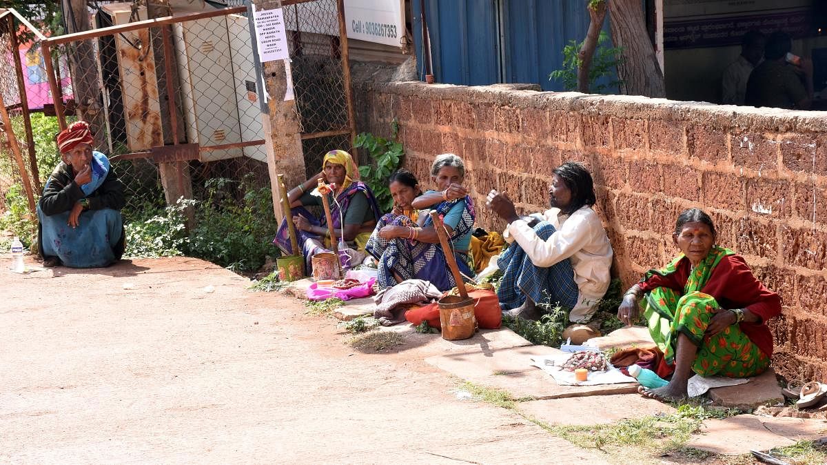 ಬೀದರ್‌ನ ದೇವಿ ಕಾಲೊನಿ ಮಂದಿರದ ಆವರಣದಲ್ಲಿ ಭಿಕ್ಷೆ ಬೇಡುತ್ತಿರುವ ಮಹಿಳೆಯರು