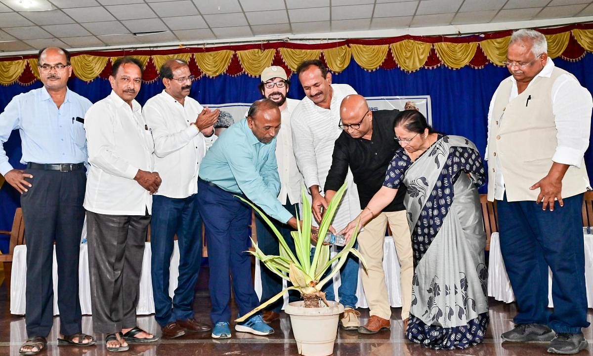 ದಾವಣಗೆರೆಯ ಕುವೆಂಪು ಕನ್ನಡ ಭವನದಲ್ಲಿ ಬಿ.ಬಸವಲಿಂಗಪ್ಪ:ನೂರರ ನೆನನಪು ಕಾರ್ಯಕ್ರಮವನ್ನು ಪತ್ರಕರ್ತ ದಿನೇಶ್ ಅಮಿನ್‌ ಮಟ್ಟು ಅವರು ಸಸಿಗೆ ನೀರುಣಿಸುವ ಮೂಲಕ ಉದ್ಘಾಟಿಸಿದರು –ಪ್ರಜಾವಾಣಿ ಚಿತ್ರ