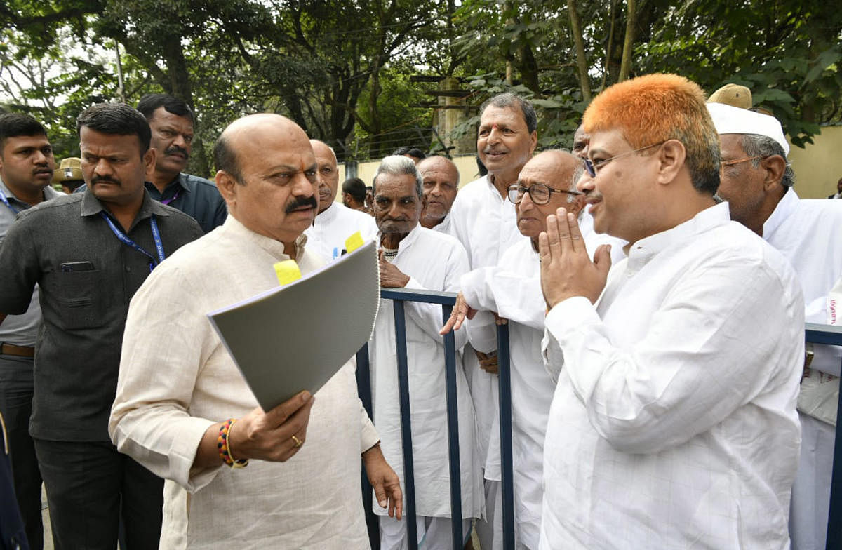 ಕೆಂಭಾವಿ ಪಟ್ಟಣವನ್ನು ತಾಲ್ಲೂಕು ಕೇಂದ್ರವೆಂದು ಘೋಷಣೆ ಮಾಡುವಂತೆ ಆಗ್ರಹಿಸಿ ಮಂಗಳವಾರ ಬೆಂಗಳೂರಿನಲ್ಲಿ ಮಾಜಿ ಶಾಸಕ ಗುರು ಪಾಟೀಲ ಶಿರವಾಳ ನೇತೃತ್ವದಲ್ಲಿ ತಾಲ್ಲೂಕು ಹೋರಾಟ ಸಮಿತಿಯ ಪದಾಧಿಕಾರಿಗಳು ಮುಖ್ಯಮಂತ್ರಿ ಬಸವರಾಜ ಬೊಮ್ಮಾಯಿ ಅವರಿಗೆ ಮನವಿ ಸಲ್ಲಿಸಿದರು