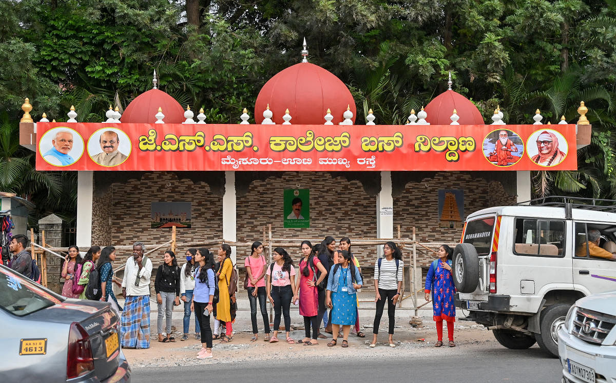 ಮೈಸೂರಿನ ಜೆಎಸ್ಎಸ್ ಕಾಲೇಜು ಬಳಿ ನಿರ್ಮಿಸಿರುವ ಬಸ್ ನಿಲ್ದಾಣ   –ಪ್ರಜಾವಾಣಿ ಚಿತ್ರ