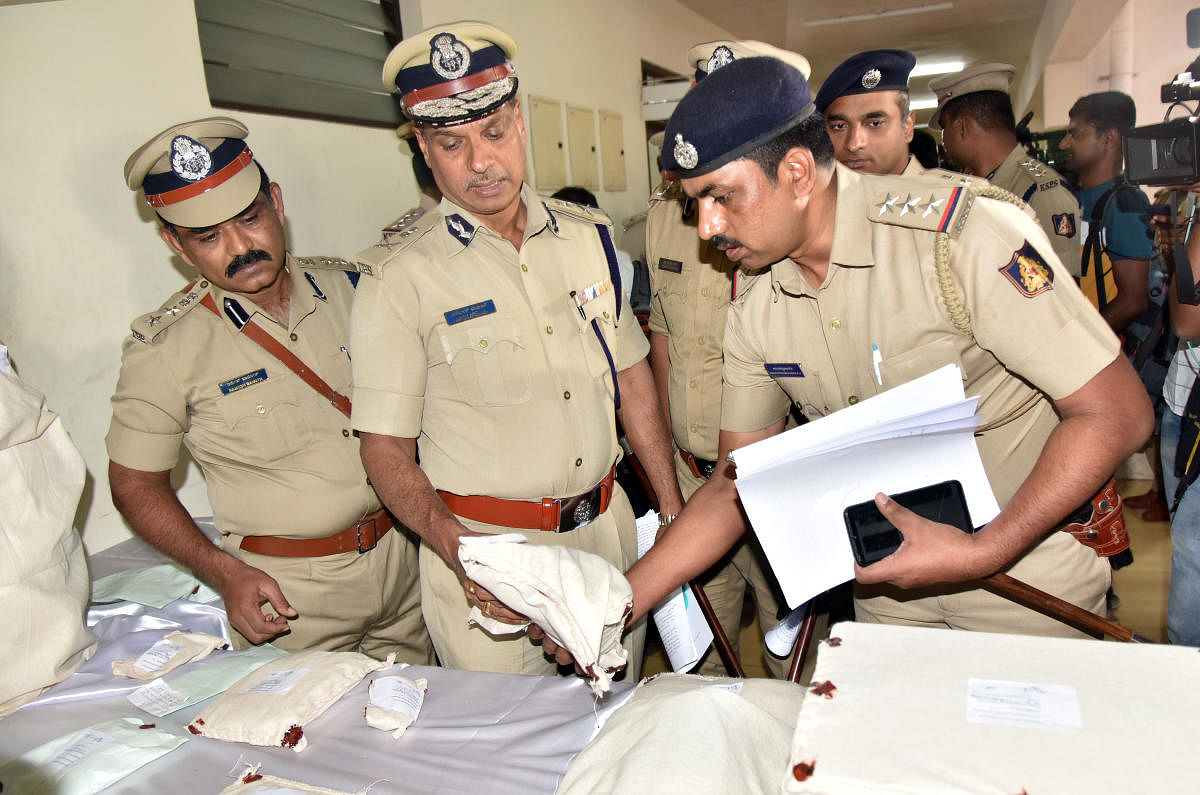 ಮೊಹಮ್ಮದ್‌ ಶಾರಿಕ್‌ನ ಮೈಸೂರಿನ ಮನೆಯಲ್ಲಿ ಸಿಕ್ಕ ವಸ್ತುಗಳನ್ನು ಎಡಿಜಿಪಿ ಅಲೋಕ್ ಕುಮಾರ್‌ ಅವರು ಮಂಗಳೂರಿನಲ್ಲಿ ಸೋಮವಾರ ಪರಿಶೀಲನೆ ನಡೆಸಿದರು –ಪ್ರಜಾವಾಣಿ ಚಿತ್ರ