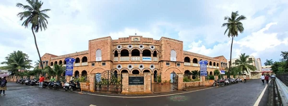 ಬಾಗಲಕೋಟೆಯಲ್ಲಿರುವ ಬಸವೇಶ್ವರ ಕಲಾ ಮಹಾವಿದ್ಯಾಲಯದ ಕಟ್ಟಡ