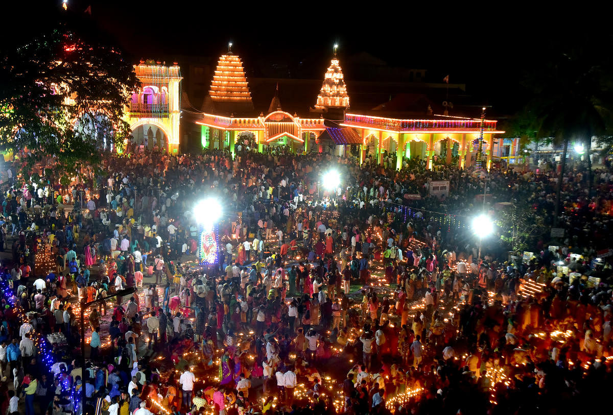 ಹುಬ್ಬಳ್ಳಿಯ ಸಿದ್ಧಾರೂಢಮಠದಲ್ಲಿ ಕಾರ್ತಿಕ ಮಾಸದ ಅಂಗವಾಗಿ ಬುಧವಾರ ನಡೆದ ಲಕ್ಷದೀಪೋತ್ಸವದಲ್ಲಿ ಪಾಲ್ಗೊಂಡ ಭಕ್ತ ಸಮೂಹಪ್ರಜಾವಾಣಿ ಚಿತ್ರ: ಗೋವಿಂದರಾಜ ಜವಳಿ