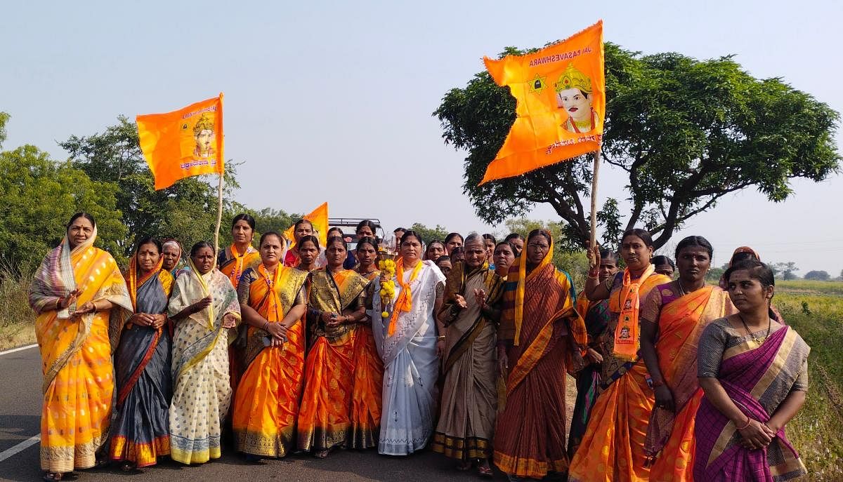 ಹುಲಸೂರಿನ ಲದ್ದೆ ಸೋಮಣ್ಣ ದೇವಾಲಯ ಟ್ರಸ್ಟ್‌ನ ಮಹಿಳೆಯರು ಜ್ಯೋತಿ ಹೊತ್ತು ಬಸವಕಲ್ಯಾಣಕ್ಕೆ ಪಾದಯಾತ್ರೆಯಲ್ಲಿ ತೆರಳಿದರು