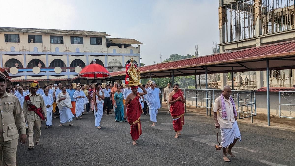 ಧರ್ಮಸ್ಥಳದ ಶ್ರೀಮಂಜುನಾಥೇಶ್ವರ ಕೃಪಾಪೋಷಿತ ಯಕ್ಷಗಾನ ಮಂಡಳಿಯ ಹರಕೆ ಬಯಲಾಟ ಪ್ರದರ್ಶನ ತಿರುಗಾಟ ಶನಿವಾರ ಚಾಲನೆ ನೀಡಲಾಯಿತು