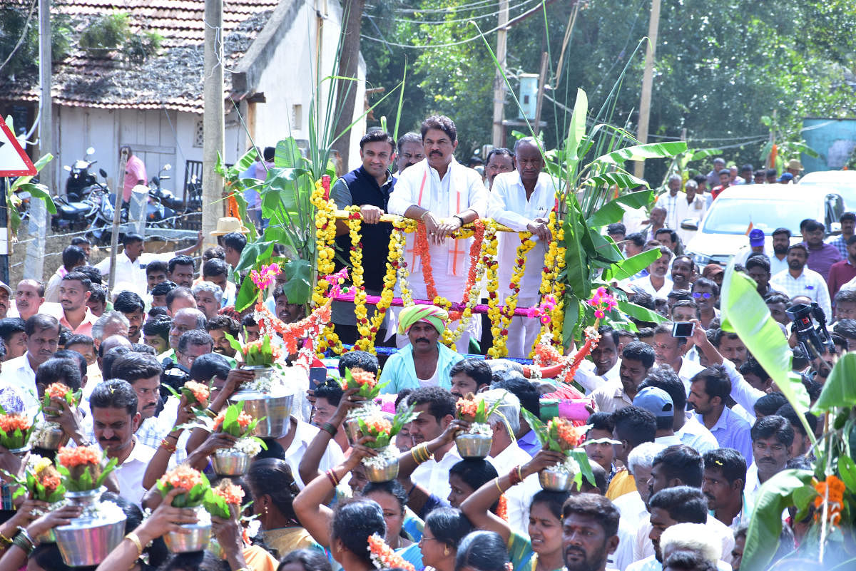 ಮಂಚೇನಹಳ್ಳಿ ತಾಲ್ಲೂಕಿನ ಜರಬಂಡಹಳ್ಳಿಯಲ್ಲಿ ನಡೆದ ಗ್ರಾಮ ವಾಸ್ತವ್ಯ ಕಾರ್ಯಕ್ರಮದಲ್ಲಿ ಸಚಿವರಾದ ಆರ್.ಅಶೋಕ, ಡಾ.ಕೆ.ಸುಧಾಕರ್, ಎಂಟಿಬಿ ನಾಗರಾಜ್ ಭತ್ತ ಕುಟ್ಟಿದರು