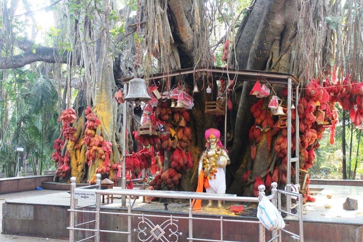 ಖಾನಾಪುರ ತಾಲ್ಲೂಕು ನಂದಗಡದಲ್ಲಿರುವ ಸಂಗೊಳ್ಳಿ ರಾಯಣ್ಣನ ಸಮಾಧಿ ಸ್ಥಳ