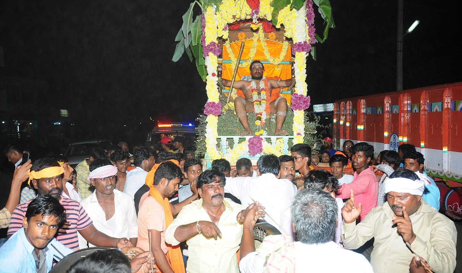 ಹಾಲಸ್ವಾಮಿ ಮಠದಲ್ಲಿ ಮುಳ್ಳುಗದ್ದುಗೆ ಉತ್ಸವದ ಮೆರವಣಿಗೆ ನಡೆಯಿತು.