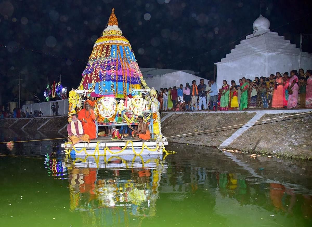 ಮಲೇಬೆನ್ನೂರು ಸಮೀಪದ ಹಿಂಡಸಗಟ್ಟೆ ಗ್ರಾಮದ ಕಲ್ಯಾಣಿಯಲ್ಲಿ ಕಡೇ ಕಾರ್ತೀಕೋತ್ಸವದ ಪ್ರಯುಕ್ತ ಶನಿವಾರ ಕೊಕ್ಕನೂರು ಆಂಜನೇಯ ಸ್ವಾಮಿ ಹಾಗೂ ಸಿದ್ದೇಶ್ವರ ಸ್ವಾಮಿ ತೆಪ್ಪೋತ್ಸವ ಅದ್ಧೂರಿಯಾಗಿ ನಡೆಯಿತು