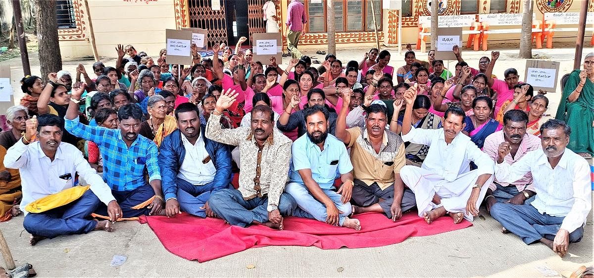 ಕೊಡಿಗೇನಹಳ್ಳಿ ಗ್ರಾಮದ ಪ್ರಾಥಮಿಕ ಆರೋಗ್ಯ ಕೇಂದ್ರದ ಮುಂಭಾಗ ಸೋಮವಾರ ವಿವಿಧ ಬೇಡಿಕೆಗೆ ಆಗ್ರಹಿಸಿ ಆರೋಗ್ಯ ಸಿಬ್ಬಂದಿ, ಅಂಗನವಾಡಿ, ಆಶಾ ಕಾರ್ಯಕರ್ತೆಯರು ಧರಣಿ ನಡೆಸಿದರು