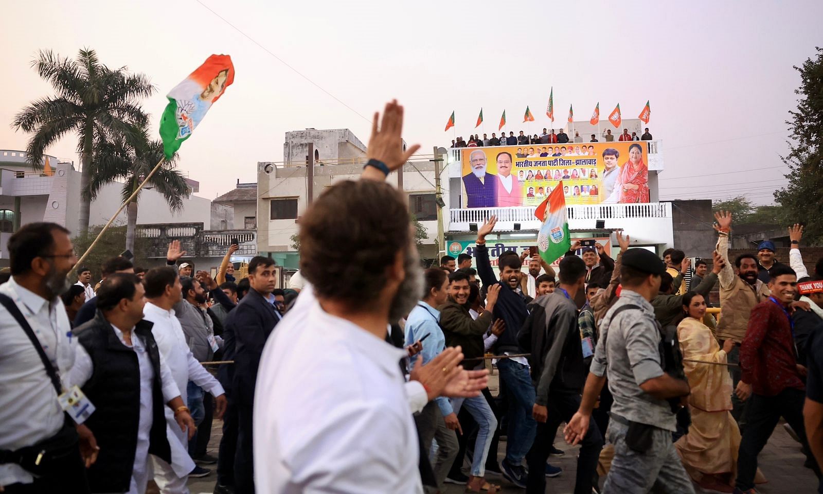 ಬಿಜೆಪಿ ಕಚೇರಿ ಮೇಲೆ ನಿಂತಿರುವವರಿಗೆ ಕೈ ಬೀಸುತ್ತಿತುವ ರಾಹುಲ್ ಗಾಂಧಿ (ಚಿತ್ರ– ಟ್ವಿಟರ್ @Rajasthan_PYC)