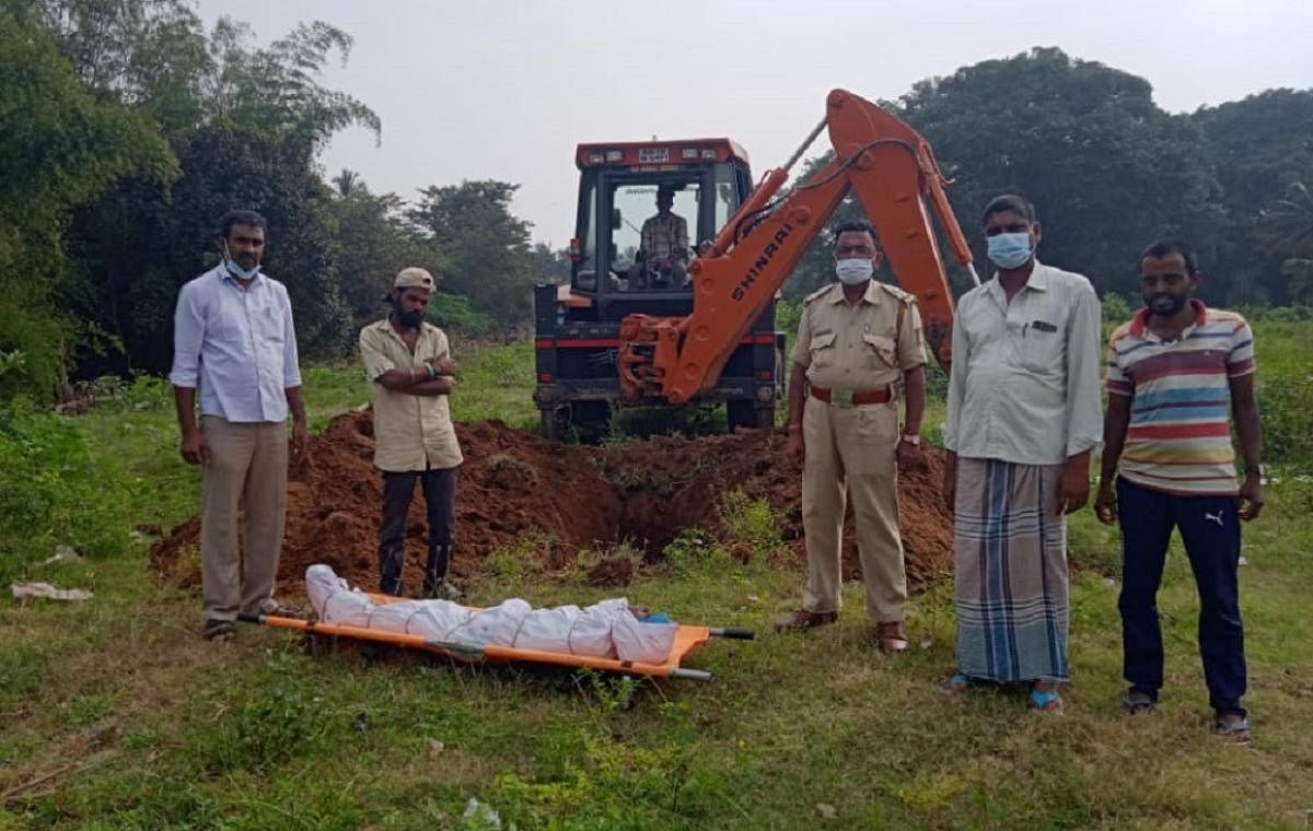 ಮೃತಪಟ್ಟ ಕಾಳಮ್ಮ ಅವರ ಅಂತ್ಯಸಂಸ್ಕಾರವನ್ನು ಯಳಂದೂರು ಪೊಲೀಸರು ನೆರವೇರಿಸಿದರು