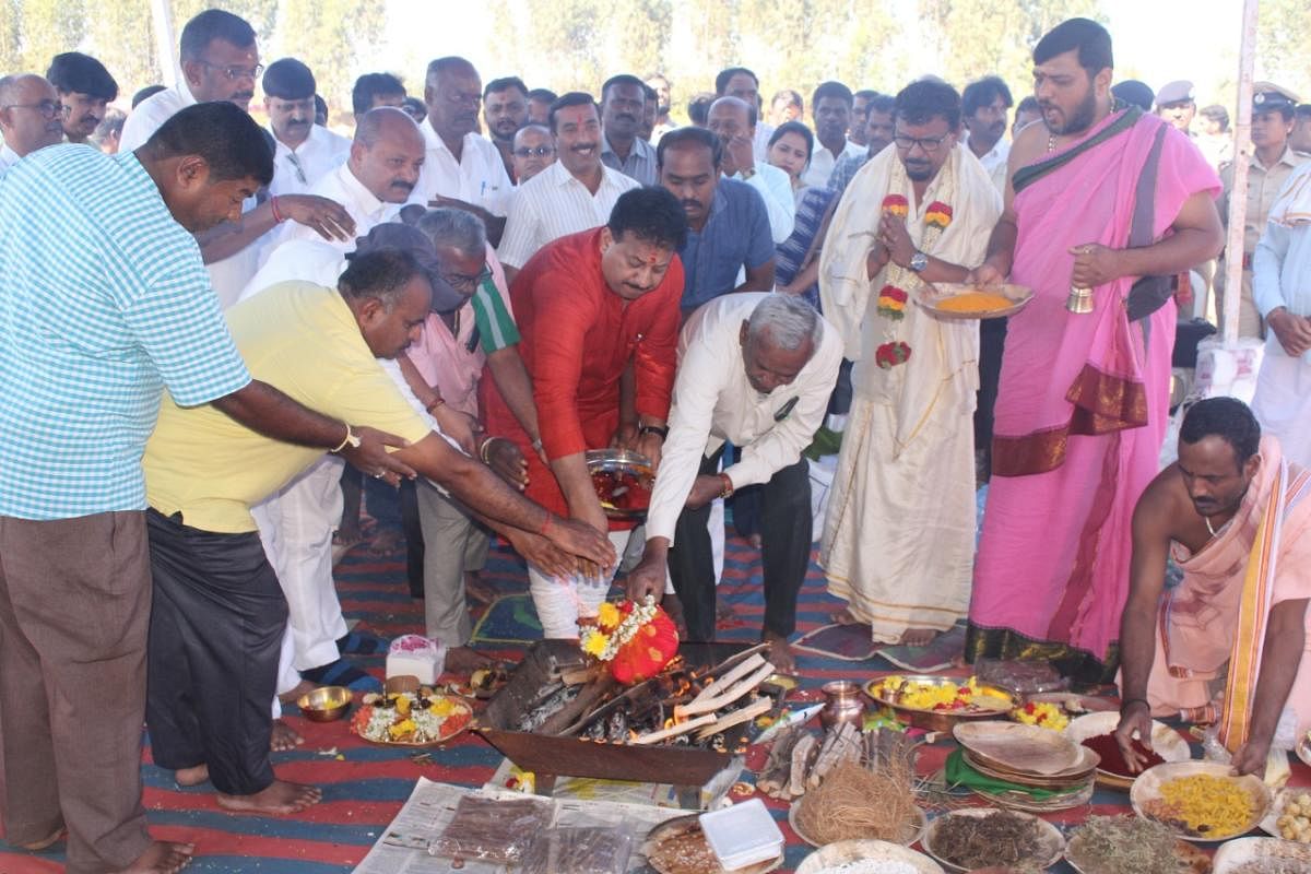 ಶಿವರಾಮ ಕಾರಂತ ಬಡಾವಣೆ ನಿರ್ಮಾಣಕ್ಕೆ ಬಿಡಿಎ ಅಧ್ಯಕ್ಷ ಎಸ್‌.ಆರ್‌. ವಿಶ್ವನಾಥ್‌ ಗುರುವಾರ ಭೂಮಿ ಪೂಜೆ ನೆರವೇರಿಸಿದರು