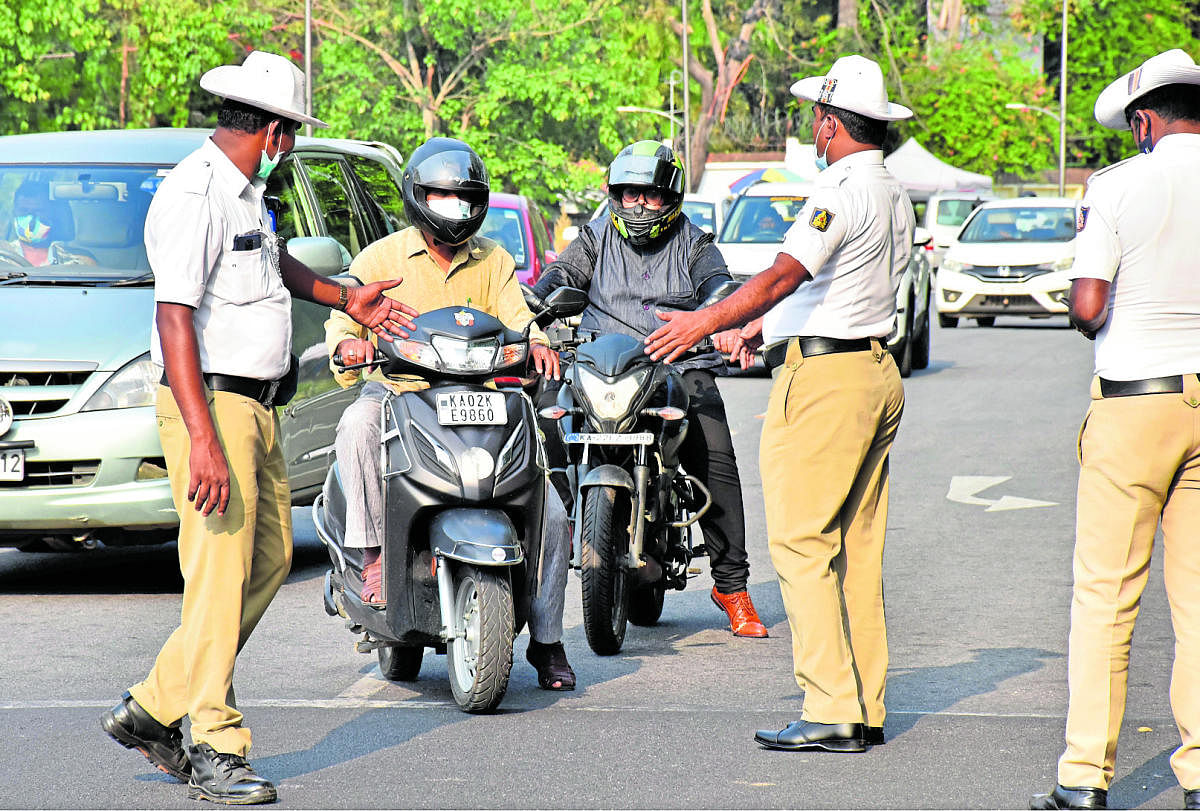 ಎಎನ್‌ಪಿಆರ್ (ಸ್ವಯಂಪ್ರೇರಿತ ವಾಹನ ಸಂಖ್ಯೆ ಗುರುತಿಸುವ) ಕ್ಯಾಮೆರಾ ಮಾಹಿತಿ ಆಧರಿಸಿ ವಾಹನಗಳನ್ನು ತಡೆದು ದಂಡ ಸಂಗ್ರಹಿಸಿದ ಸಂಚಾರ ಪೊಲೀಸರು (ಸಂಗ್ರಹ ಚಿತ್ರ)