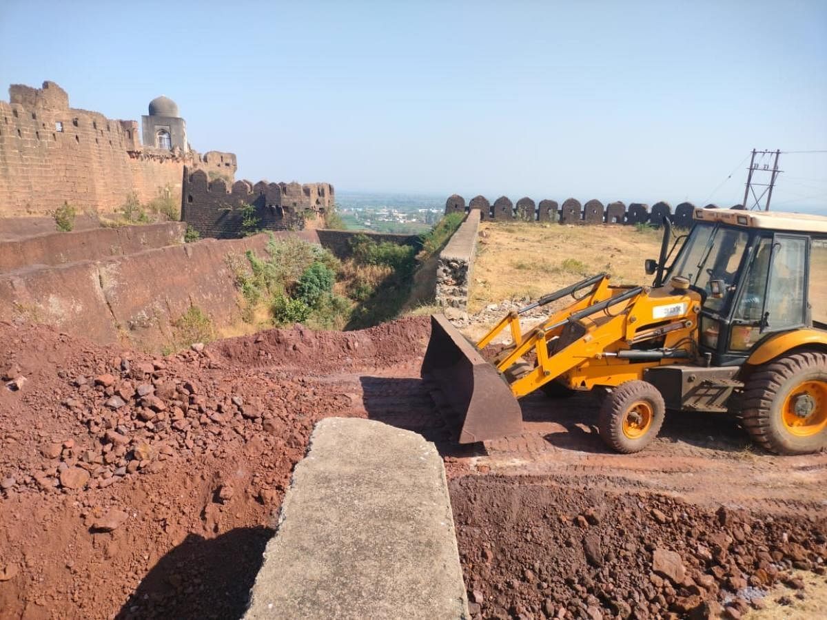 ಬೀದರ್‌ನ ಕೋಟೆ ಮುಂಭಾಗದಲ್ಲಿ ಜೆಸಿಬಿಯಿಂದ ನೆಲ ಸಮತಟ್ಟು ಗೊಳಿಸಲಾಗಿದೆ