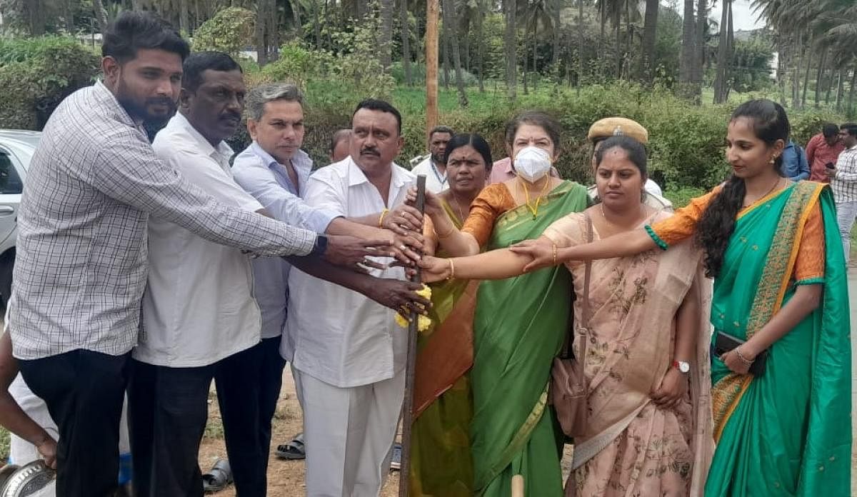 ಶಾಸಕಿ ಅನಿತಾ ಕುಮಾರಸ್ವಾಮಿ ರಾಮನಗರದಲ್ಲಿ ವಿವಿಧ ಅಭಿವೃದ್ಧಿ ಕಾಮಗಾರಿಗೆ ಚಾಲನೆ ನೀಡಿದರು