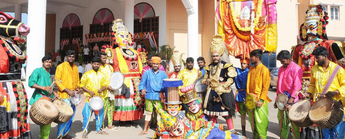 ತುಮಕೂರು ಹೊರವಲಯದ ಅಗಳಕೋಟೆಯಲ್ಲಿ ಬುಧವಾರ ರಾಜ್ಯ ವೈಜ್ಞಾನಿಕ ಸಂಶೋಧನಾ ಪರಿಷತ್ತಿನಿಂದ ಹಮ್ಮಿಕೊಂಡಿದ್ದ ರಾಜ್ಯ ಮಟ್ಟದ ವೈಜ್ಞಾನಿಕ ಸಮ್ಮೇಳನದ ಮೆರವಣಿಗೆಯಲ್ಲಿ ಜಾನಪದ ಕಲಾ ತಂಡಗಳು ಭಾಗವಹಿಸಿದ್ದವು