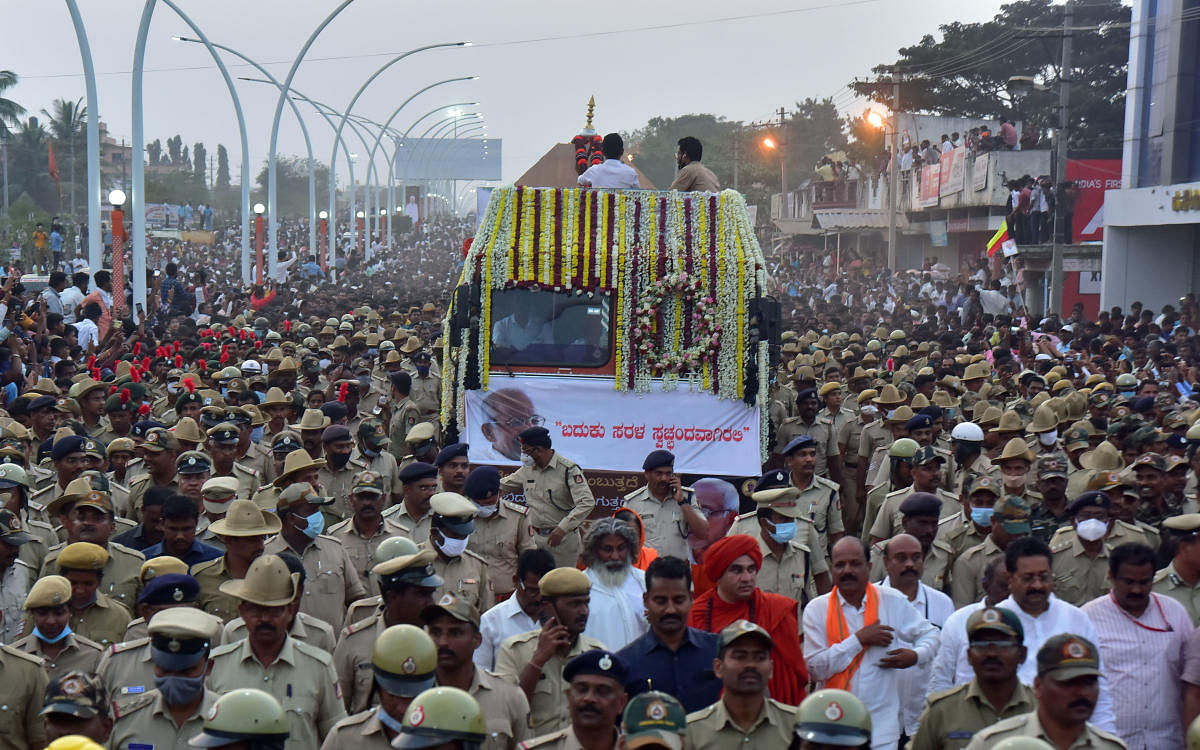 ವಿಜಯಪುರ ಜ್ಞಾನಯೋಗಾಶ್ರಮದ ಸಿದ್ಧೇಶ್ವರ ಶ್ರೀಗಳ ಅಂತಿಮಯಾತ್ರೆಯಲ್ಲಿ ಮಂಗಳವಾರ ಕಂಡು ಬಂದ ಜನಸ್ತೋಮ –ಪ್ರಜಾವಾಣಿ ಚಿತ್ರ/ಗೋವಿಂದರಾಜ ಜವಳಿ