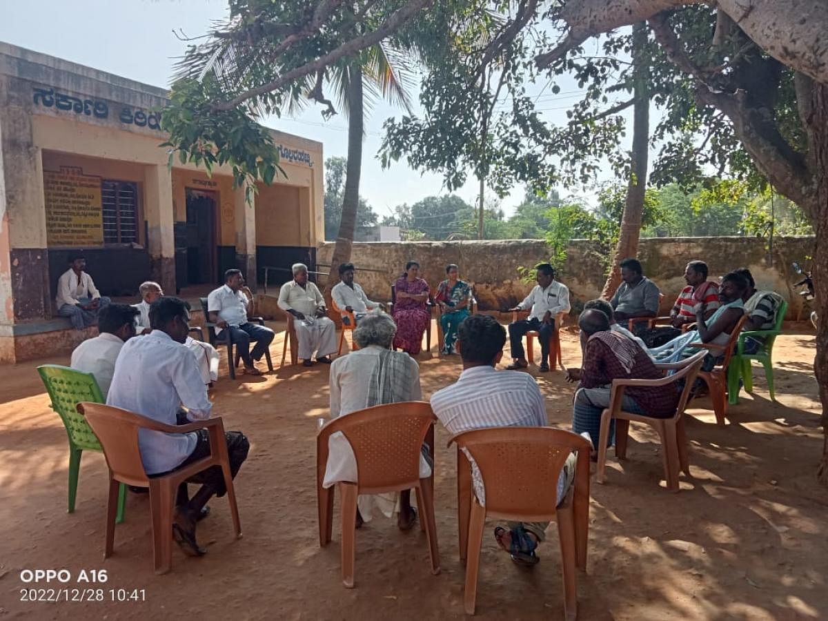 ಹನುಮಂತಾಪುರ ಗೊಲ್ಲರಹಟ್ಟಿ ಶಾಲೆಯಲ್ಲಿ ಕಾಂಪೌಂಡ್ ನಿರ್ಮಾಣ ಮಾಡದಿರುವ ಸಭೆ ಬಗ್ಗೆ ಎಸ್.ಡಿ.ಎಂ.ಸಿ ಸಭೆಯಲ್ಲಿ ಚರ್ಚಿಸಲಾಯಿತು.