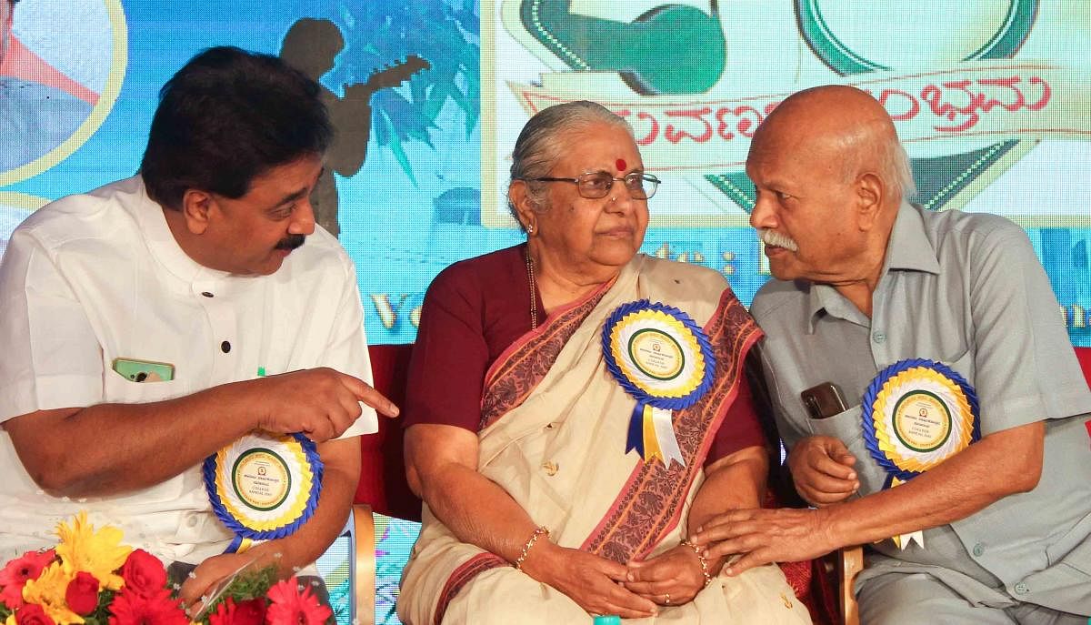 ‘ಸುವರ್ಣ ಸಂಭ್ರಮ’ ಕಾರ್ಯಕ್ರಮದಲ್ಲಿ ಶಿಕ್ಷಣ ದತ್ತಿಯ ಪ್ರಧಾನ ಕಾರ್ಯದರ್ಶಿ ವೂಡೇ ಪಿ. ಕೃಷ್ಣ, ಕಮಲಾ ಹಂಪನಾ ಮತ್ತು ಹಂಪ ನಾಗರಾಜಯ್ಯ ಇದ್ದಾರೆ –ಪ್ರಜಾವಾಣಿ ಚಿತ್ರ