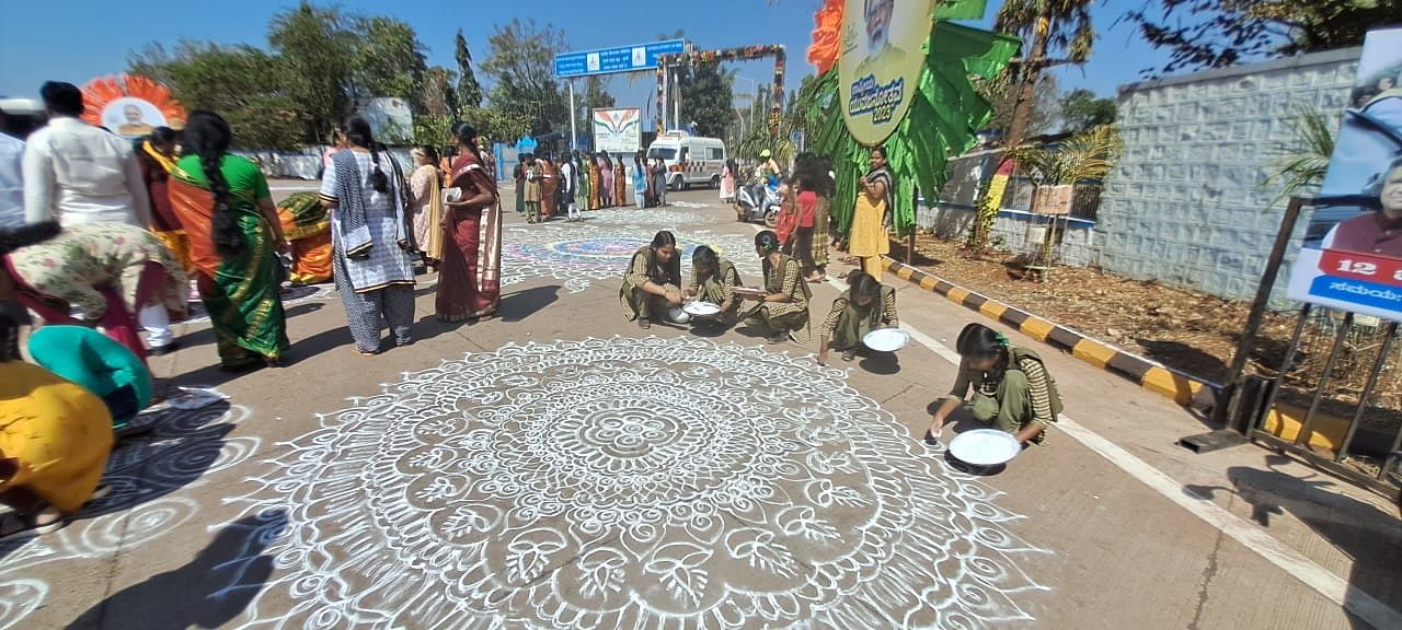 ಹುಬ್ಬಳ್ಳಿ ಏರ್‌ಪೋರ್ಟ್‌ ಸಮೀಪ ರಂಗೋಲಿ ಬಿಡಿಸುತ್ತಿರುವುದು