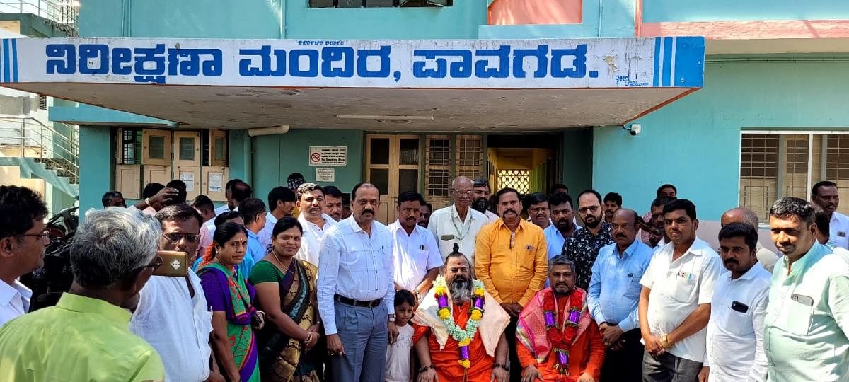 ಪಾವಗಡದಲ್ಲಿ ಸೋಮವಾರ ದಲಿತಪರ ಸಂಘಟನೆಗಳ ಪದಾಧಿಕಾರಿಗಳು ರಾಜನಹಳ್ಳಿ ವಾಲ್ಮೀಕಿ ಗುರುಪೀಠದ ಪ್ರಸನ್ನಾನಂದಪುರಿ ಸ್ವಾಮೀಜಿ ಮತ್ತು ನಿಡಗಲ್ ವಾಲ್ಮೀಕಿ ಆಶ್ರಮದ ವಾಲ್ಮೀಕಿ ಸಂಜಯಕುಮಾರ ಸ್ವಾಮೀಜಿ ಅವರನ್ನು ಸನ್ಮಾನಿಸಿದರು