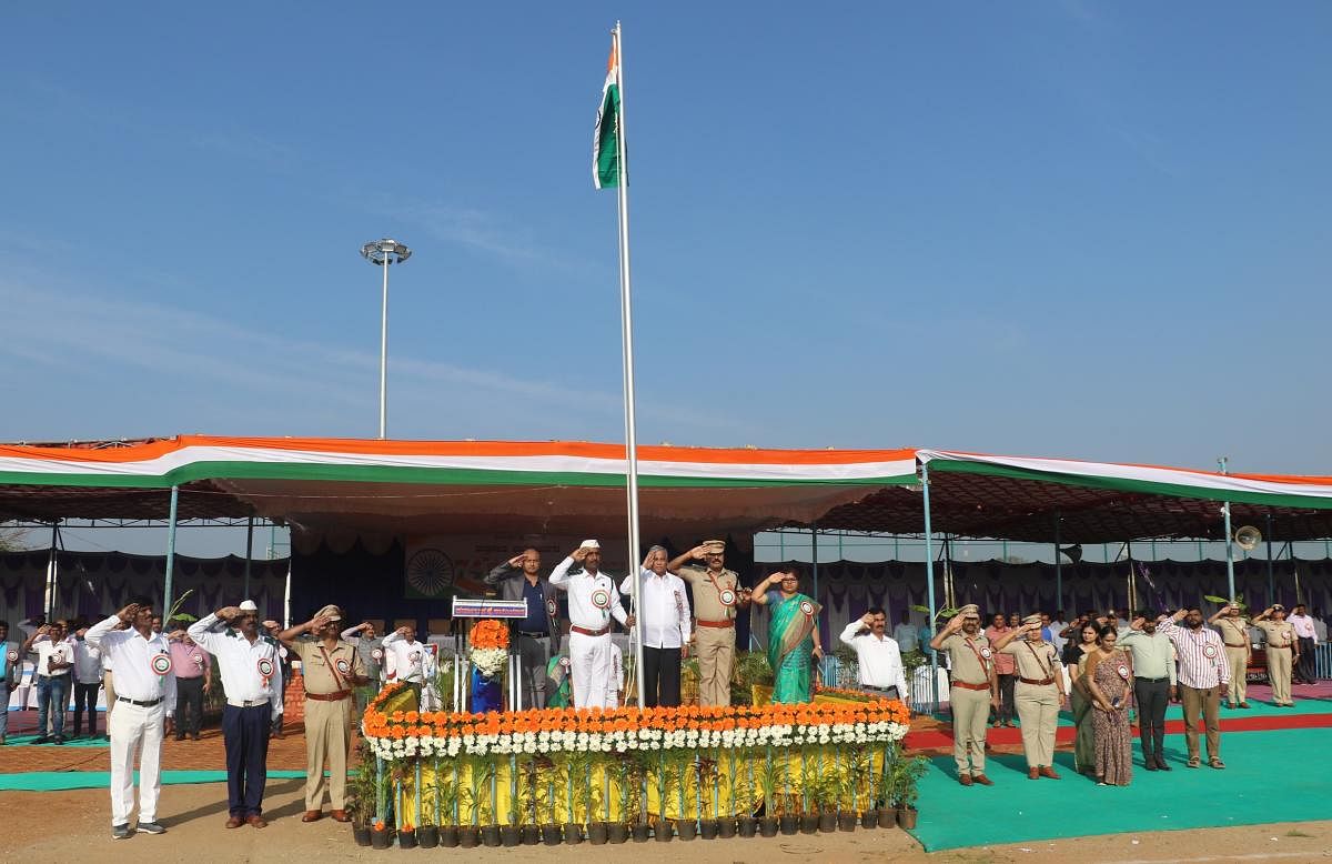 ಚಾಮರಾಜನಗರದ ಡಾ.ಬಿ.ಆರ್‌.ಅಂಬೇಡ್ಕರ್‌ ಜಿಲ್ಲಾ ಕ್ರೀಡಾಂಗಣದಲ್ಲಿ ನಡೆದ 74ನೇ ಗಣರಾಜ್ಯೋತ್ಸವ ಕಾರ್ಯಕ್ರಮದಲ್ಲಿ ಜಿಲ್ಲಾ ಉಸ್ತುವಾರಿ ಸಚಿವ ವಿ.ಸೋಮಣ್ಣ ಅವರು ಧ್ವಜಾರೋಹಣ ನೆರವೇರಿಸಿ ಗೌರವ ವಂದನೆ ಸಲ್ಲಿಸಿದರು. ಜಿಲ್ಲಾಧಿಕಾರಿ ಡಿ.ಎಸ್‌.ರಮೇಶ್‌, ಜಿಲ್ಲಾ ಪಂಚಾಯಿತಿ ಸಿಇಒ ಕೆ.ಎಂ.ಗಾಯಿತ್ರಿ, ಎಸ್‌ಪಿ ಟಿ.ಪಿ.ಶಿವಕುಮಾರ್‌ ಇತರರು ಇದ್ದರು  