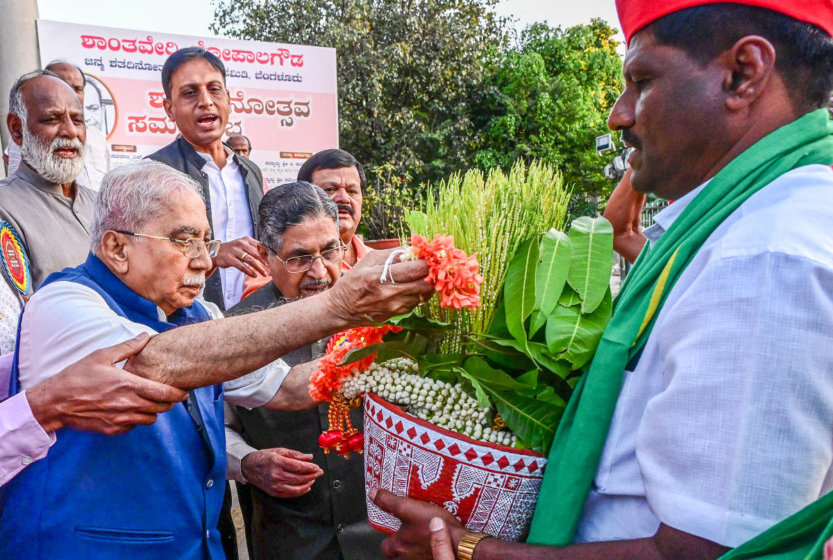 ನಗರದಲ್ಲಿ ಶನಿವಾರ ಹಮ್ಮಿಕೊಂಡಿದ್ದ ಶಾಂತವೇರಿ ಗೋಪಾಲಗೌಡ ಜನ್ಮಶತಮಾನೋತ್ಸವ ಸಮಾರಂಭದಲ್ಲಿ ಕೇಂದ್ರ ಸಾಹಿತ್ಯ ಅಕಾಡೆಮಿ ಅಧ್ಯಕ್ಷ ಚಂದ್ರಶೇಖರ ಕಂಬಾರ ಅವರು ಕಾಗೋಡು ಸತ್ಯಾಗ್ರಹ ನೆಲದ ಮಣ್ಣಿಗೆ ನಮಿಸಿದರು. ರಾಮಮನೋಹರ ಶಾಂತವೇರಿ, ಪುರುಷೋತ್ತಮ ಗೌಡ ಇದ್ದಾರೆ.–ಪ್ರಜಾವಾಣಿ ಚಿತ್ರ. 