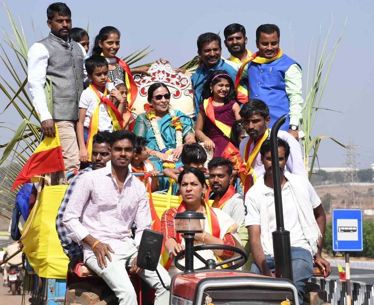 ಧಾರವಾಡ ತಾಲ್ಲೂಕಿನ ಮುಮ್ಮಿಗಟ್ಟಿ ಗ್ರಾಮದಲ್ಲಿ ತಾಲ್ಲೂಕು ಕನ್ನಡ ಸಾಹಿತ್ಯ ಸಮ್ಮೇಳನಾಧ್ಯಕ್ಷೆ ಲೀಲಾ ಕಲಕೋಟಿ ಮೆರವಣಿಗೆ ನಡೆಯಿತು. ಮಹಿಳೆ ಟ್ರ್ಯಾಕ್ಟರ್ ನಡೆಸುವ ಮೂಲಕ ಗಮನ ಸೆಳೆದರು.