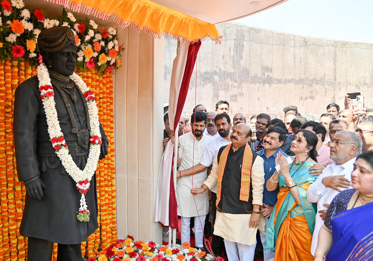 ಮೈಸೂರು ತಾಲ್ಲೂಕಿನ ಹಾಲಾಳು ಗ್ರಾಮದಲ್ಲಿ ನಿರ್ಮಾಣಗೊಂಡಿರುವ ‘ಸಾಹಸಸಿಂಹ ಡಾ.ವಿಷ್ಣುವರ್ಧನ್ ಸ್ಮಾರಕ ಭವನ’ ಉದ್ಘಾಟಿಸಿದ ಮುಖ್ಯಮಂತ್ರಿ ಬಸವರಾಜ ಬೊಮ್ಮಾಯಿ ವಿಷ್ಣು ಪ್ರತಿಮೆಯನ್ನು ಭಾನುವಾರ ಅನಾವಣಗೊಳಿಸಿದರು. ಸಂಸದ ಪ್ರತಾಪಸಿಂಹ, ಶಾಸಕರಾದ ಎಲ್‌.ನಾಗೇಂದ್ರ, ಎಸ್.ಎ.ರಾಮದಾಸ್‌, ನಟಿ ಭಾರತಿ, ಶಾಸಕ ಜಿ.ಟಿ.ದೇವೇಗೌಡ, ಕೀರ್ತಿ ವಿಷ್ಣುವರ್ಧನ್‌ ಇದ್ದಾರೆ  – ಪ್ರಜಾವಾಣಿ ಚಿತ್ರ