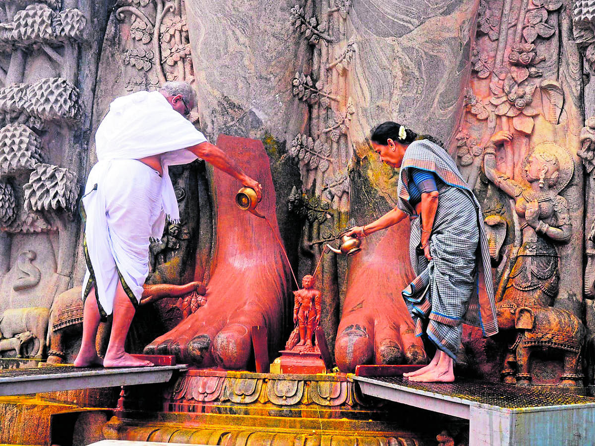 ಬಾಹುಬಲಿ ಸ್ವಾಮಿಗೆ 216 ಕಲಶಗಳಿಂದ ಶುಕ್ರವಾರ ಪಾದಾಭಿಷೇಕ ನಡೆಯಿತು.