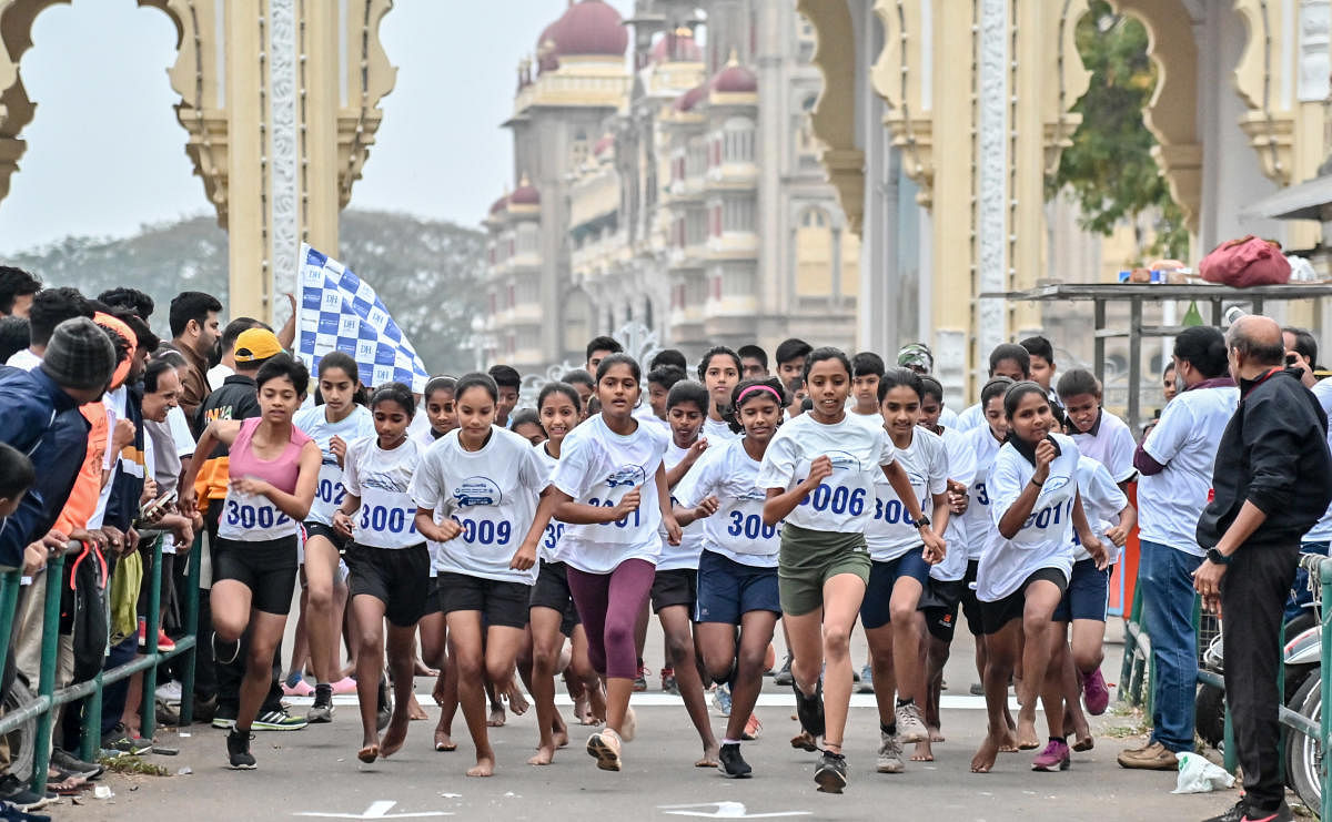 ‘ಪ್ರಜಾವಾಣಿ’ ಅಮೃತ ಮಹೋತ್ಸವ ಮತ್ತು ವಿಶ್ವ ಕ್ಯಾನ್ಸರ್ ದಿನದ ಅಂಗವಾಗಿ ಮೈಸೂರಿನ ಅರಮನೆ ಉತ್ತರ ದ್ವಾರದ ಕೋಟೆ ಆಂಜನೇಯ ದೇವಸ್ಥಾನದ ಆವರಣದಲ್ಲಿ ಆಯೋಜಿಸಿದ್ದ ರಸ್ತೆ ಓಟದ ಸ್ಪರ್ಧೆಯಲ್ಲಿ ಪ್ರೌಢಶಾಲಾ ವಿದ್ಯಾರ್ಥಿನಿಯರು ಪಾಲ್ಗೊಂಡಿದ್ದರು/ ಪ್ರಜಾವಾಣಿ ಚಿತ್ರ