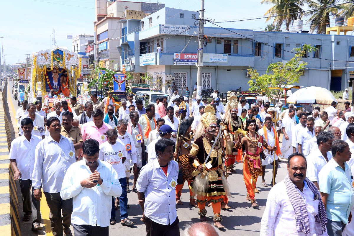 ಮಡಿವಾಳ ಮಾಚಿದೇವ ಜಯಂತಿ ಅಂಗವಾಗಿ ಮಾಚಿದೇವರ ಭಾವಚಿತ್ರದ ಮೆರವಣಿಗೆ ಶನಿವಾರ ನಗರದಲ್ಲಿ ಅದ್ಧೂರಿಯಾಗಿ ನಡೆಯಿತು