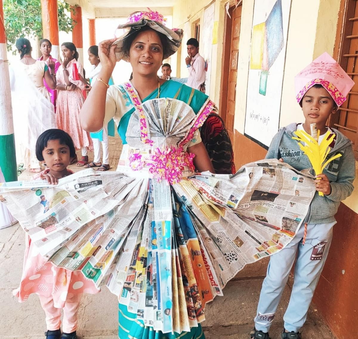 ಭಾಲ್ಕಿಯಲ್ಲಿ ಕಲಿಕಾ ಹಬ್ಬದಲ್ಲಿ ಪೇಪರ್‌ನಿಂದ ತಯಾರಿಸಿದ ಫ್ರಾಕ್‌ ತೊಟ್ಟು ಮಕ್ಕಳಲ್ಲಿ ಉತ್ಸಾಹ ತುಂಬಿದ ಶಿಕ್ಷಕಿ