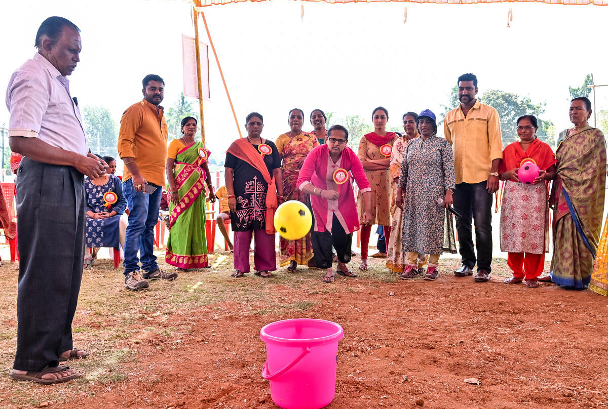 ಕುಂಬಾರಕೊಪ್ಪಲಿನ ಕೆಂಪೇಗೌಡ ಕ್ರೀಡಾಂಗಣದಲ್ಲಿ ಭಾನುವಾರ ನಡೆದ ‘ದೇಸಿ ಕ್ರೀಡೆ’ಯಲ್ಲಿ ಸ್ಪರ್ಧಿಸಿದ ಮಹಿಳೆಯೊಬ್ಬರು ಬಕೆಟ್‌ಗೆ ಚೆಂಡನ್ನು ಎಸೆದರು –ಪ್ರಜಾವಾಣಿ ಚಿತ್ರ