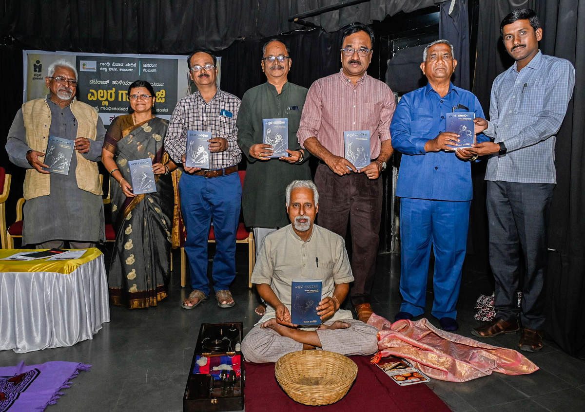 ಕಲಬುರಗಿಯಲ್ಲಿ ‘ಎಲ್ಲರ ಗಾಂಧೀಜಿ’ ಕೃತಿಯನ್ನು ಡಾ. ಸಂಜೀವ ಕುಲಕರ್ಣಿ (ಕುಳಿತವರು) ಬಿಡುಗಡೆ ಮಾಡಿದರು. ಶಂಕರಯ್ಯ ಘಂಟಿ, ಡಾ.ಶಿವಗಂಗಾ ರುಮ್ಮಾ, ಮಹಾಂತೇಶ ನವಲಕಲ್‌, ಪ್ರಭಾಕರ ಜೋಶಿ, ನಟರಾಜ್‌ ಹುಳಿಯಾರ್‌, ಬಸಣ್ಣ ಶಿಂಗೆ, ಡಾ. ವೀರಶೆಟ್ಟಿ ಗಾರಂಪಳ್ಳಿ ಇದ್ದರು–ಪ್ರಜಾವಾಣಿ ಚಿತ್ರ