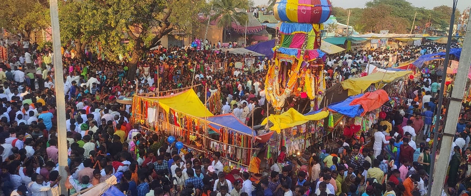 ಕನಕಗಿರಿ ಸಮೀಪದ ವಡಕಿ ಗ್ರಾಮದ ಲಕ್ಷ್ಮೀದೇವಿಯ ರಥೋತ್ಸವ ಗುರುವಾರ ಸಂಜೆ ಸಾವಿರಾರು ಭಕ್ತರ ಸಮ್ಮುಖದಲ್ಲಿ ವಿಜೃಂಭಣೆಯಿಂದ ನಡೆಯಿತು.