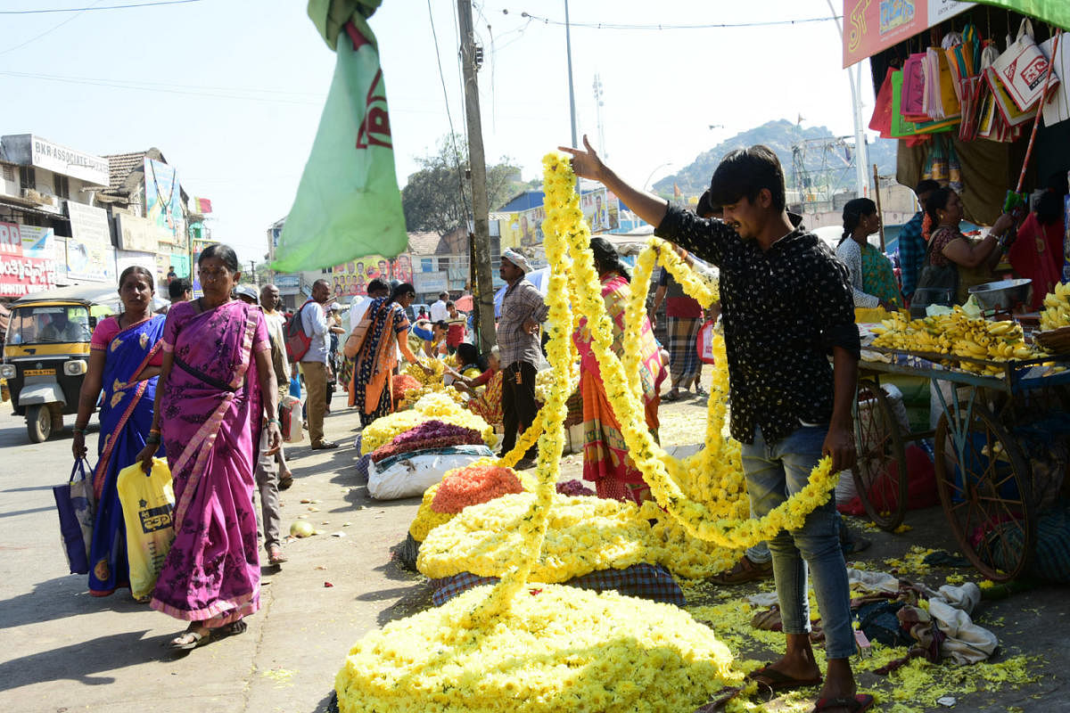 ಚಿತ್ರದುರ್ಗದ ಗಾಂಧಿ ವೃತ್ತದಲ್ಲಿ ಸೇವಂತಿಗೆ ಹೂವಿನ ಭರಾಟೆ.ಪ್ರಜಾವಾಣಿ ಚಿತ್ರ; ವಿ.ಚಂದ್ರಪ್ಪ