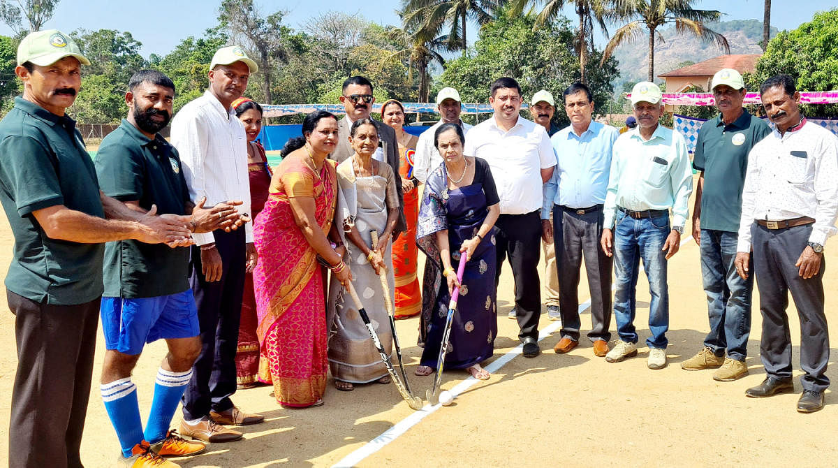 ಗೋಣಿಕೊಪ್ಪಲು ಸಮೀಪದ ವಿ. ಬಾಡಗದಲ್ಲಿ ನಡೆಯುತ್ತಿರುವ ಕೊಡವ ಕೌಟುಂಬಿಕ ಹಾಕಿ ಟೂರ್ನಿಗೆ ಐಮುಡಿಯಂಡ ರಾಣಿ ಮಾಚಯ್ಯ ಚಾಲನೆ ನೀಡಿದರು. ಮುಖ್ಯಶಿಕ್ಷಕಿ ಎಚ್.ಎ.ರಾಜಮ್ಮ, ನಿವೃತ್ತ ಮುಖ್ಯ ಶಿಕ್ಷಕರಾದ ಮಳವಂಡ ಸೀತಮ್ಮ ಪೂಣಚ್ಚ, ಹೈ ಫ್ಲೈಯರ್ಸ್ ಸಂಸ್ಥೆಯ ಸಲಹಾ ಸಮಿತಿ ಅಧ್ಯಕ್ಷ ಮಳವಂಡ ಗಿರೀಶ್ ಮುದ್ದಯ್ಯ ಇದ್ದರು