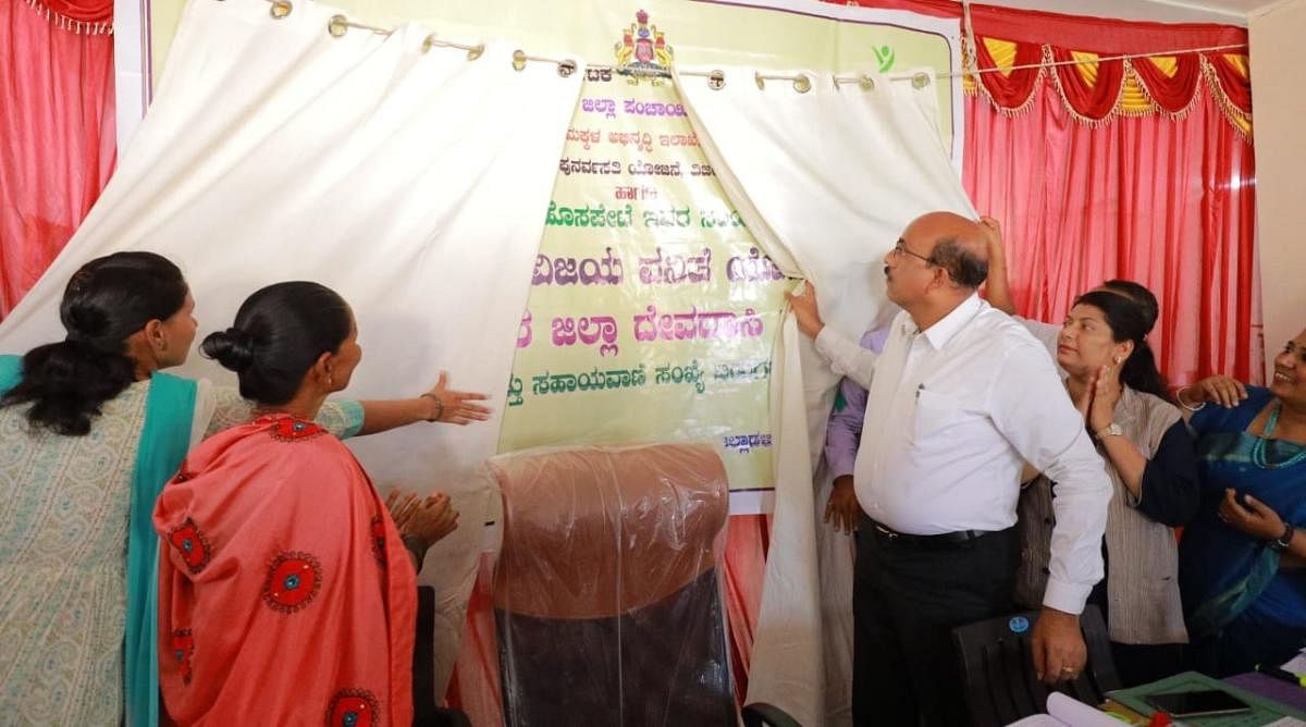 ಮಿಷನ್‌ ‘ವಿಜಯ ವನಿತೆ’ ಯೋಜನೆಯ ಅಡಿಯಲ್ಲಿ ಆರಂಭಿಸಲಾಗಿರುವ ವಿಜಯನಗರ ಜಿಲ್ಲಾ ದೇವದಾಸಿ ಹೆಲ್ಪ್‌ಡೆಸ್ಕ್‌ ಅನ್ನು ಜಿಲ್ಲಾಧಿಕಾರಿ ಟಿ. ವೆಂಕಟೇಶ್‌ ಅವರು ಗುರುವಾರ ಹೊಸಪೇಟೆಯಲ್ಲಿ ಉದ್ಘಾಟಿಸಿದರು