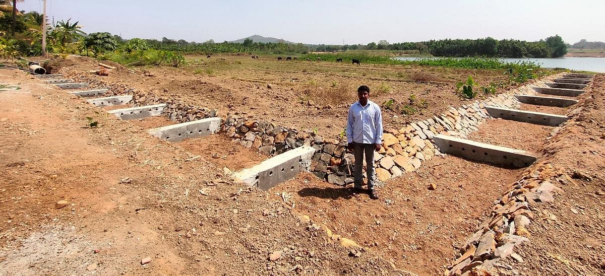 ಮುಂಡಗೋಡ ತಾಲ್ಲೂಕಿನ ಇಂದೂರ ಗ್ರಾಮದಲ್ಲಿ ದ್ರವ ತ್ಯಾಜ್ಯ ಸಂಸ್ಕರಣಾ ಕಾಲುವೆ ನಿರ್ಮಿಸಿರುವುದನ್ನು ಗ್ರಾಮ ಪಂಚಾಯಿತಿ ಸದಸ್ಯ ಶಶಿಧರ್ ಪರಿಶೀಲಿಸಿದರು