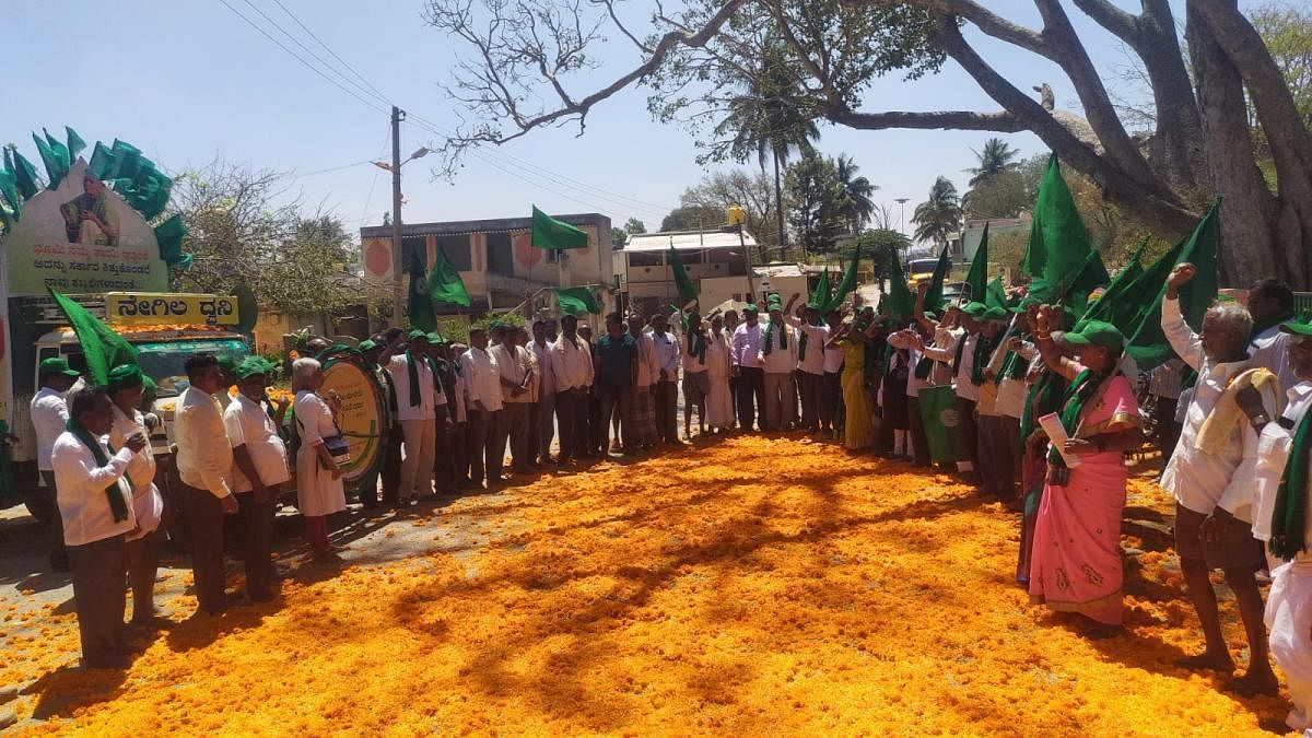 ದೇವನಹಳ್ಳಿ ತಾಲ್ಲೂಕಿನ ಕೊಯಿರ ಗ್ರಾಮಕ್ಕೆ ಆಗಮಿಸಿದ ರೈತರ ಪಾದಯಾತ್ರೆಯಲ್ಲಿ ಕೊಯಿರ ಗ್ರಾಮದ ಮುಖಂಡರು ಮತ್ತು ರೈತರು ಹೂವಿನ ಸುರಿಮಳೆಯನ್ನು ಸುರಿಸುವುದರ ಮೂಲಕ ಸ್ವಾಗತಿಸಿದರು